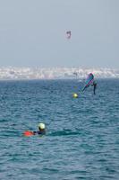 windsurf, kitesurf, acqua e vento gli sport motorizzato di vele o aquiloni foto