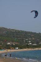 windsurf, kitesurf, acqua e vento gli sport motorizzato di vele o aquiloni foto