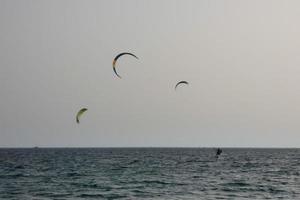 windsurf, kitesurf, acqua e vento gli sport motorizzato di vele o aquiloni foto