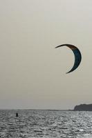 windsurf, kitesurf, acqua e vento gli sport motorizzato di vele o aquiloni foto