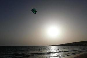 windsurf, kitesurf, acqua e vento gli sport motorizzato di vele o aquiloni foto