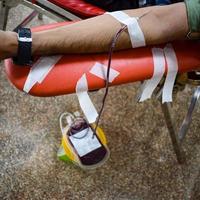 donatore di sangue al campo di donazione di sangue tenuto con una palla rimbalzante tenuta in mano al tempio di balaji, immagine per la giornata mondiale del donatore di sangue il 14 giugno di ogni anno, delhi, india, immagine per la giornata mondiale del donatore di sangue il 14 giugno foto