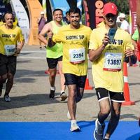 nuovo delhi, India - ottobre 16 2022 - vedanta delhi metà maratona gara dopo covid nel quale maratona partecipanti di per attraversare il finire linea, delhi metà maratona 2022 foto