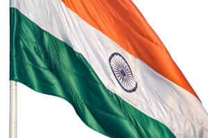 India bandiera volante alto a connaught posto con orgoglio con pianura bianca sfondo, India bandiera svolazzante, indiano bandiera su indipendenza giorno e repubblica giorno di India, inclinazione su sparo, har ghar tiranga foto