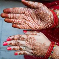 bellissimo donna vestito su come indiano tradizione con alcanna mehndi design su sua tutti e due mani per celebrare grande Festival di karwa chaut, karwa chauth celebrazioni di indiano donna per sua marito foto