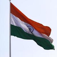 sventolando la bandiera indiana, bandiera dell'india, bandiera indiana che svolazza in alto a connaught place con orgoglio nel cielo blu, bandiera indiana, har ghar tiranga, sventolando la bandiera indiana foto