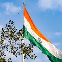 sventolando la bandiera indiana, bandiera dell'india, bandiera indiana che svolazza in alto a connaught place con orgoglio nel cielo blu, bandiera indiana, har ghar tiranga, sventolando la bandiera indiana foto