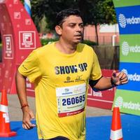 nuovo delhi, India - ottobre 16 2022 - vedanta delhi metà maratona gara dopo covid nel quale maratona partecipanti di per attraversare il finire linea, delhi metà maratona 2022 foto