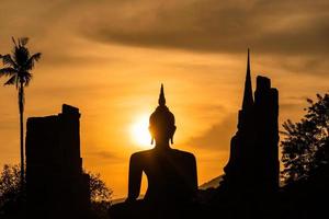 silhouette di wat tempio bellissimo tempio nel il storico parco Tailandia foto