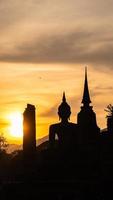 silhouette di wat tempio bellissimo tempio nel il storico parco Tailandia foto