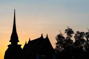 silhouette di wat tempio bellissimo tempio nel il storico parco Tailandia foto