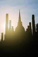 silhouette di wat tempio bellissimo tempio nel il storico parco Tailandia foto