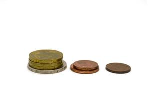 tre pile di Euro centesimi monete. foto