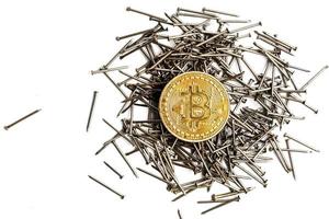 ingranaggi e ingranaggi vicino su e bitcoin moneta bianca sfondo spuntone isolato foto