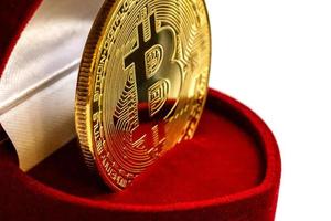 moneta bitcoin nel un' regalo scatola per un' squillare o gioielleria il concetto di crypto moneta il migliore regalo foto