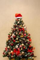 vuoto parete con Natale decorazioni albero foto