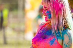 colorato ragazza ride a il holi Festival foto