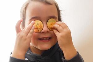 sorridente giovane ragazza Tenere Due oro bitcoin nel sua mani pensiero di crypto moneta foto