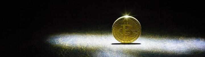 d'oro bitcoin con il riflettore foto