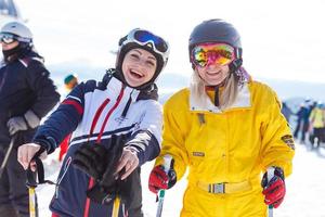 mezza lunghezza ritratto di Due femmina discesa sciatore amici foto