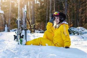 sciare. divertente femmina sciatore su il sfondo di alto snow-capped foto