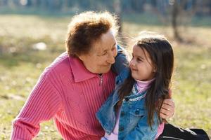 nonna ottenere un' bacio a partire dal nipotina, primavera foto