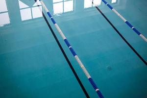 il Visualizza di un vuoto pubblico nuoto piscina in casa corsie di un' concorrenza nuoto piscina sport foto
