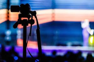 il videocamera spara il scena con un' giallo sfondo foto