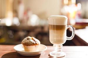 caffè latte macchiato e brioche su un' di legno tavolo. copia spazio foto