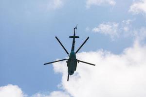 volante elicotteri nel il cielo. foto