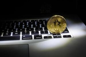 d'oro bitcoin con credito carta su superiore di dollaro banconota sfondo, nuovo moneta, accettare bitcoin per pagamento, finanza concetto, copia spazio foto