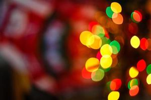Natale decorazione di camino e abete albero nel vivente camera festivo e sfocato luci design foto