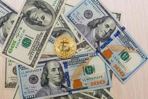 d'oro bitcoin moneta su noi dollari vicino su foto