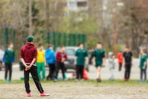 allenatore sta nel davanti di il suo studenti e dà Istruzioni prima addestramento. foto