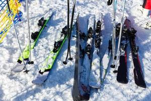 sciare, inverno stagione , montagne e sciare attrezzature su sciare correre foto