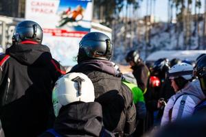 persone a sciare sollevare, linea di sciatori e snowboarder foto