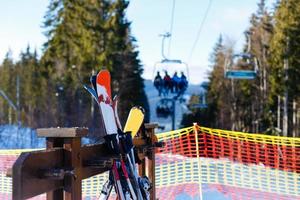 sciare, inverno stagione , montagne e sciare attrezzature su sciare correre foto
