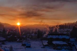 neve Casa nel inverno mondo dei sogni a alba nel foresta vecchio tempo metereologico e un' lotto di neve su tetto foto