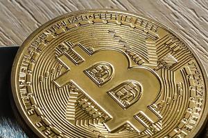 d'oro bitcoin su cucchiaio foto