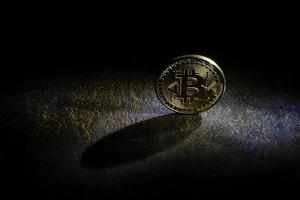d'oro bitcoin con il riflettore foto