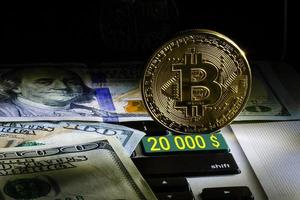 d'oro bitcoin taccuino tastiera con Chiacchierare foto