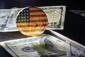 fisico versione di bitcoin nuovo virtuale i soldi Stati Uniti d'America e UK bandiera concettuale Immagine per investitori foto