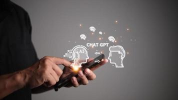 chatgpt Chiacchierare con ai o artificiale intelligenza. uomo chat con un' inteligente ai o artificiale intelligenza utilizzando un artificiale intelligenza chatbot sviluppato di openai. foto