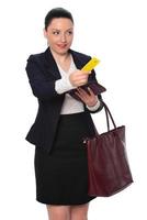 ritratto di un' sorridente giovane casuale brunetta donna Tenere credito carta isolato al di sopra di bianca sfondo foto