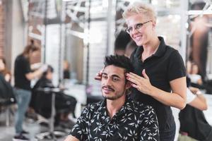 professionale parrucchiere è taglio Uomini capelli nel bellezza salone. foto