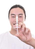 giovane asiatico uomo Tenere iniezione con riempitivo nel davanti di il suo viso. asiatico uomo nel bellezza salone. plastica chirurgia clinica. foto