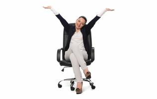 giovane donna d'affari seduta nel confortevole ufficio sedia su bianca sfondo foto