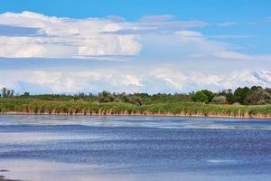 terapeutico lago con iodio e minerali nel il mezzo di il selvaggio steppa, lago blu foto