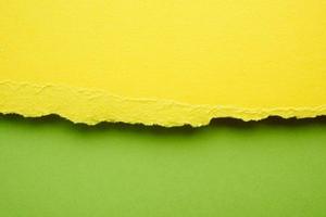 astratto sfondo con strappato bordi di giallo carta, verde fondale foto
