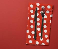 metallo forchetta e coltello , rosso sfondo foto